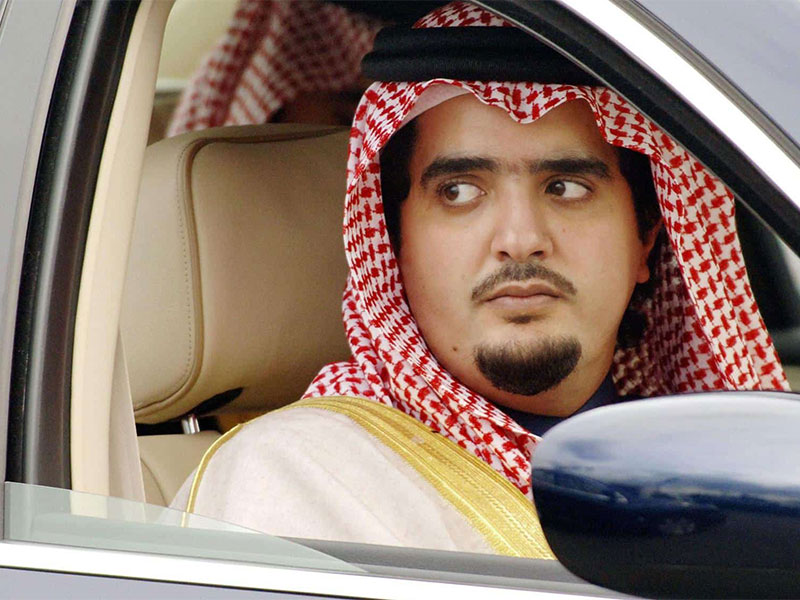 شاهد الأمير عبد العزيز بن فهد أثناء تجواله في أحد المولات الشهيرة بالرياض
